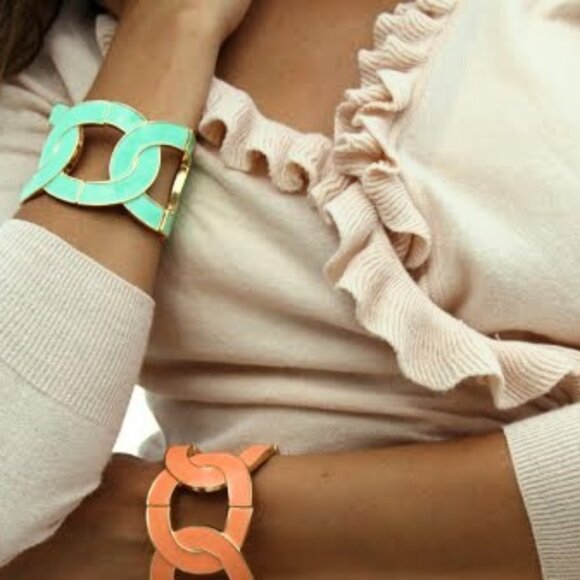 Open Cuff Intertwining Cs Bracelet - Picture 10 of 10